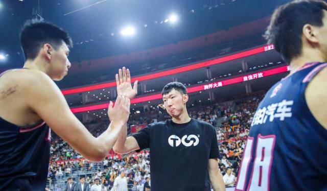 NBA球员周琦加盟国内篮球联赛，引发球迷热议