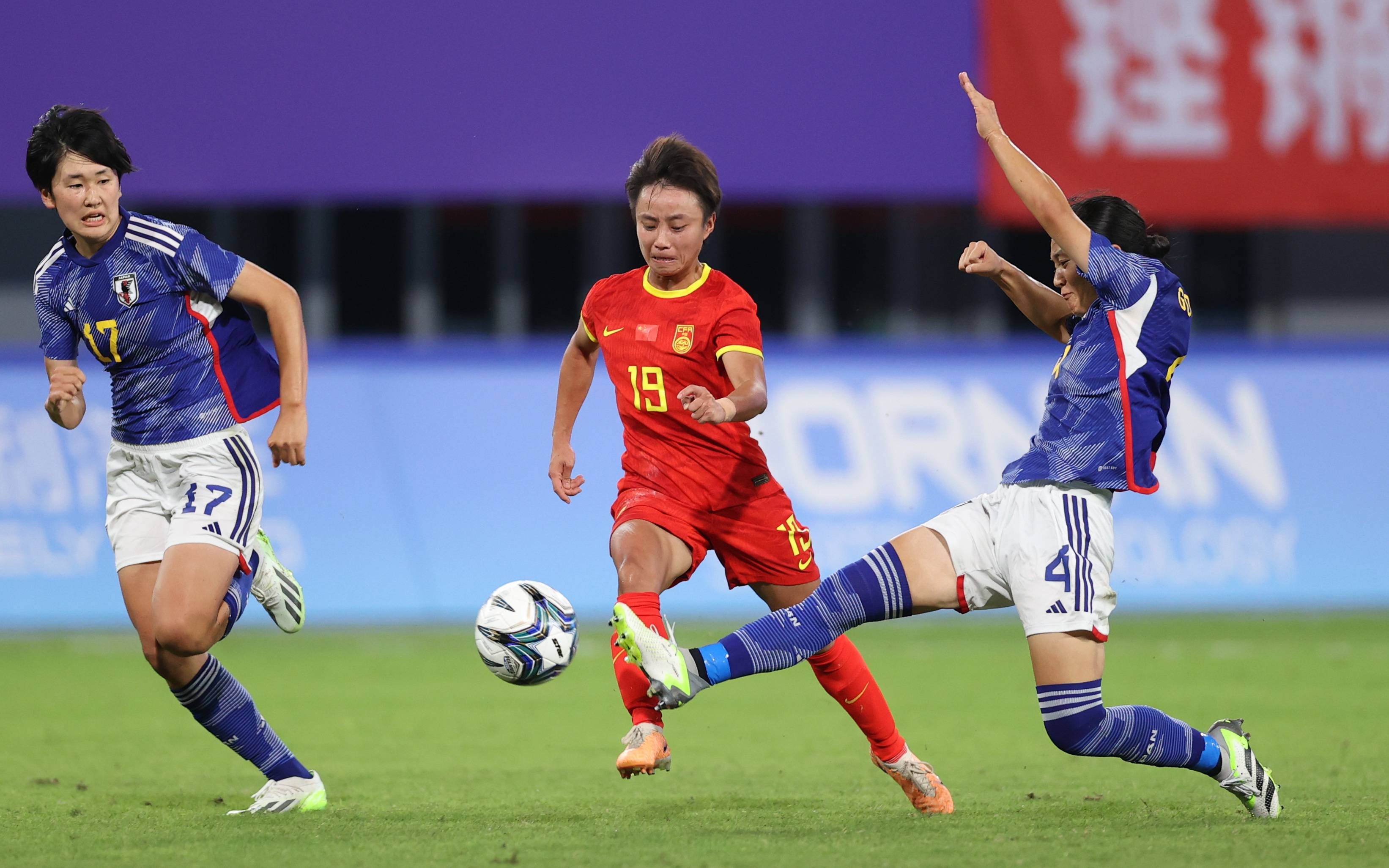 关于亚洲女足锦标赛中，中国队员以绝佳球技获奖的信息