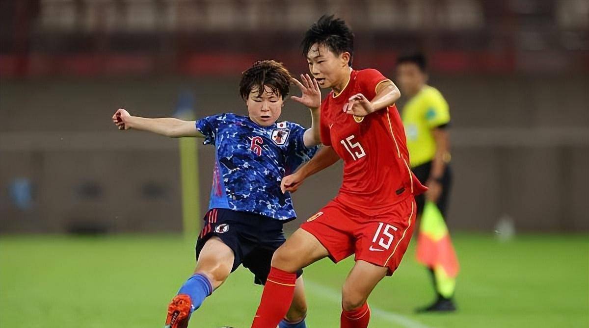 包含勇攀高峰：女足比赛中的团结争胜的词条