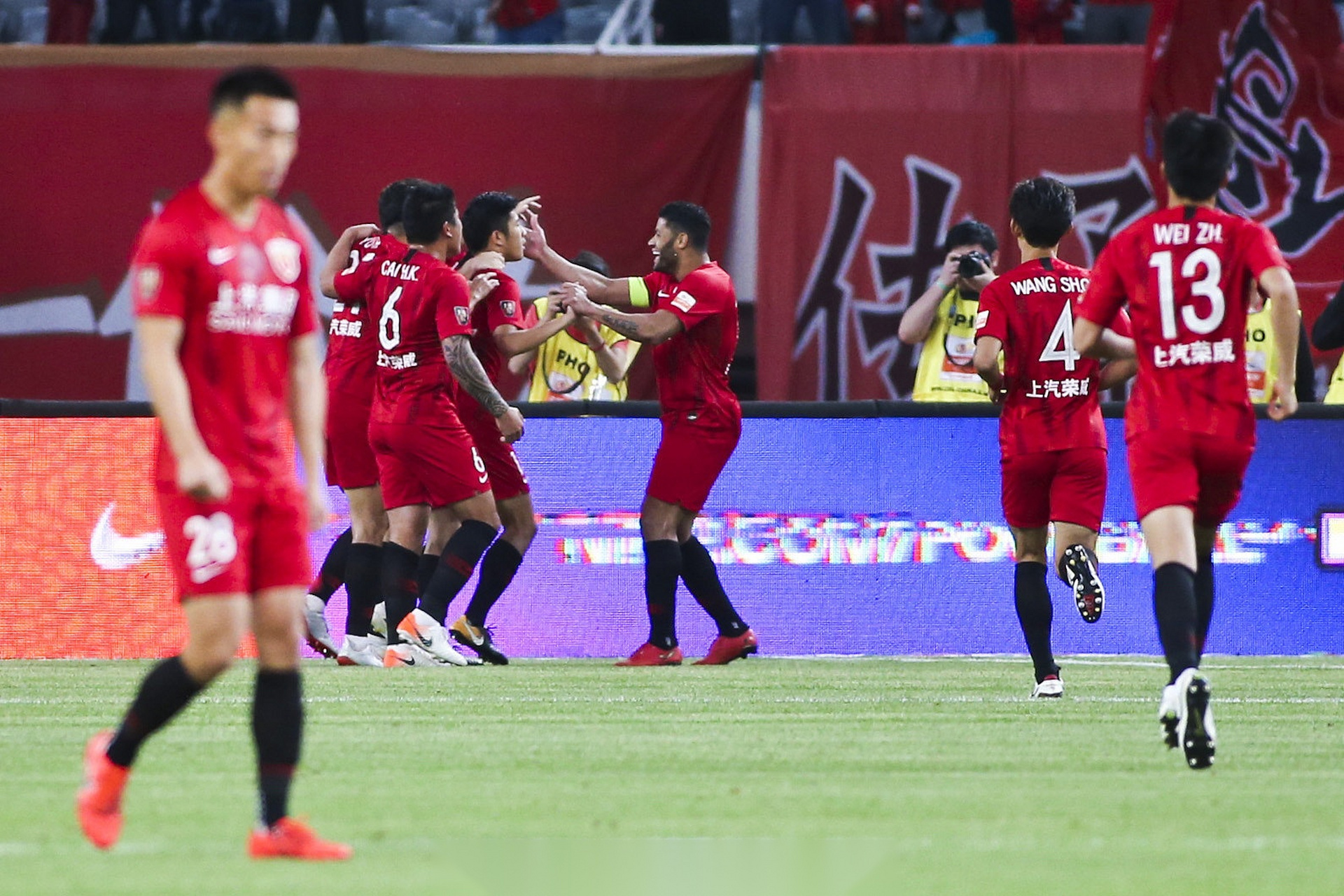 关键对决：上港与广州富力争夺胜利